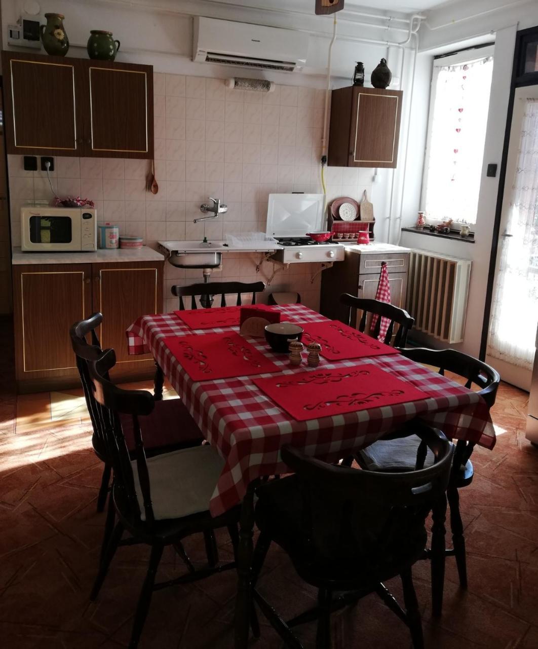 Szekely Szallas Gyula Buitenkant foto